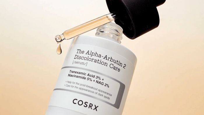 Pipetten droppar serum från en COSRX-flaska med texten 