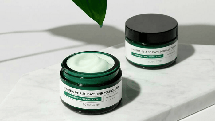 Some By Mi AHA-BHA-PHA 30 Days Miracle Cream är formulerad med 70% Centella Asiatica-extrakt och exfolierande syror för att lugna, återfukta och behandla aknebenägen hud. Passar perfekt för daglig användning och lämnar huden klar och balanserad.