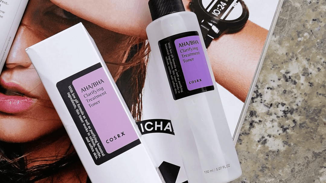 AHA/BHA Clarifying Treatment Toner" från COSRX, exfolierar och rengör huden. Den kommer i en vit flaska med lila etikett och är designad för att förbättra hudton och textur.