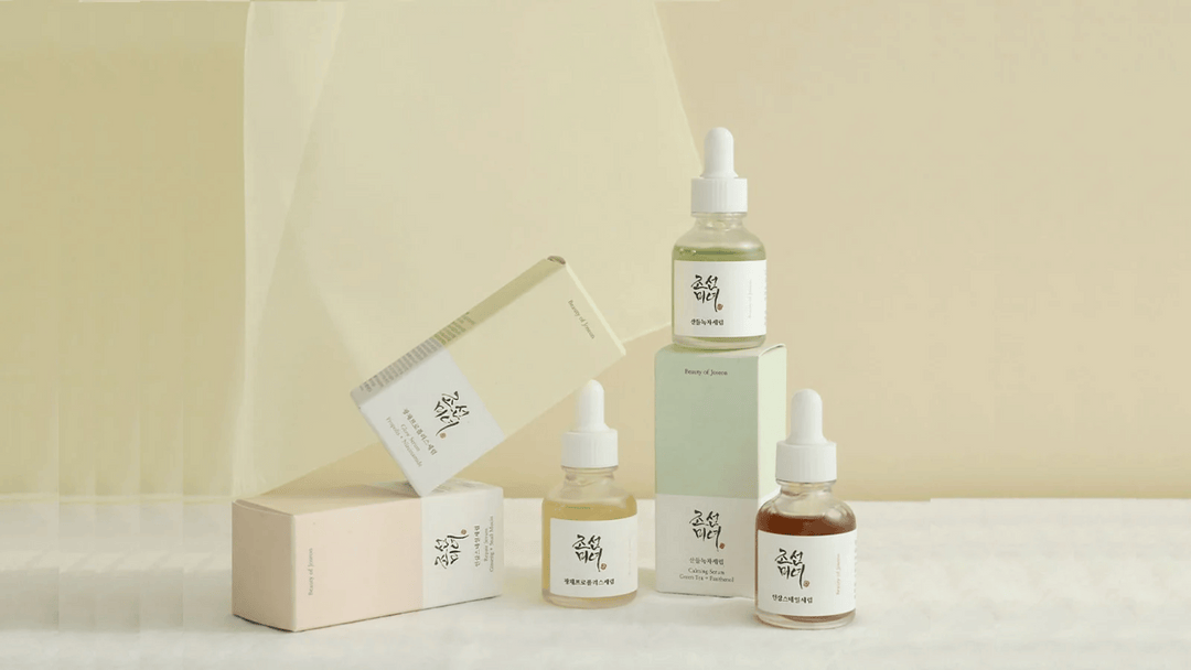 Flera Beauty of Joseon serum med pipettflaskor och förpackningar – koreansk hudvård med ginseng, grönt te och lugnande ingredienser för balanserad och strålande hud.