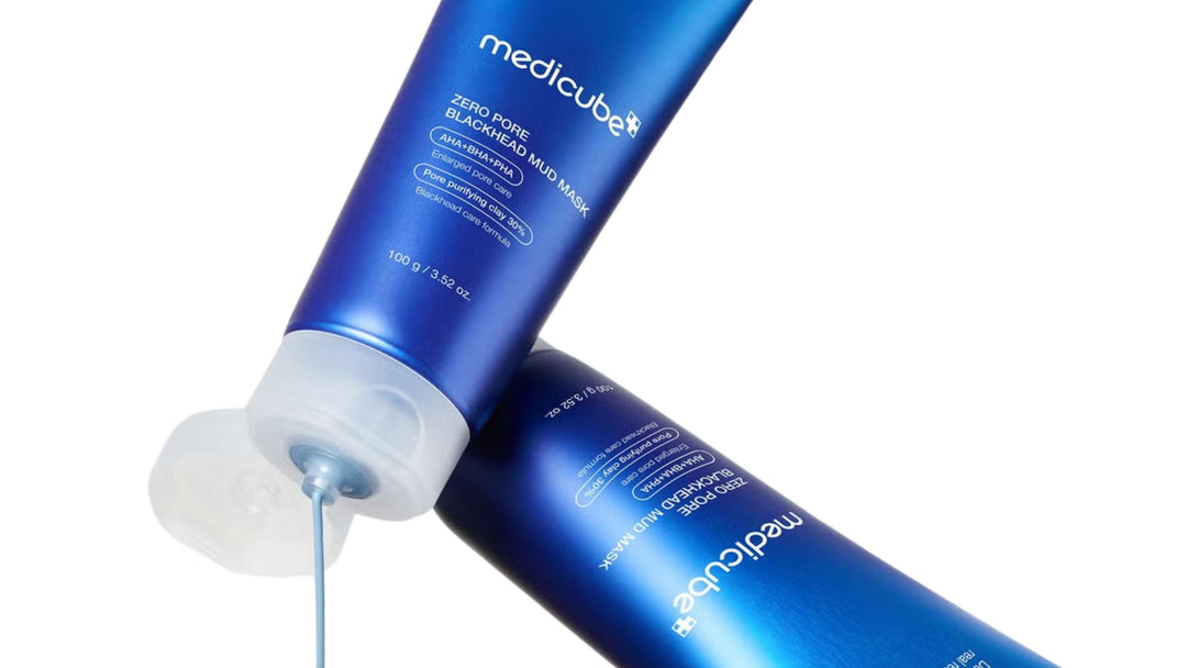 En flaska av Beauty of Joseon Ginseng Essence Water omgiven av torkade ginsengrötter på en ljus bakgrund, vilket framhäver dess naturliga ingredienser.
