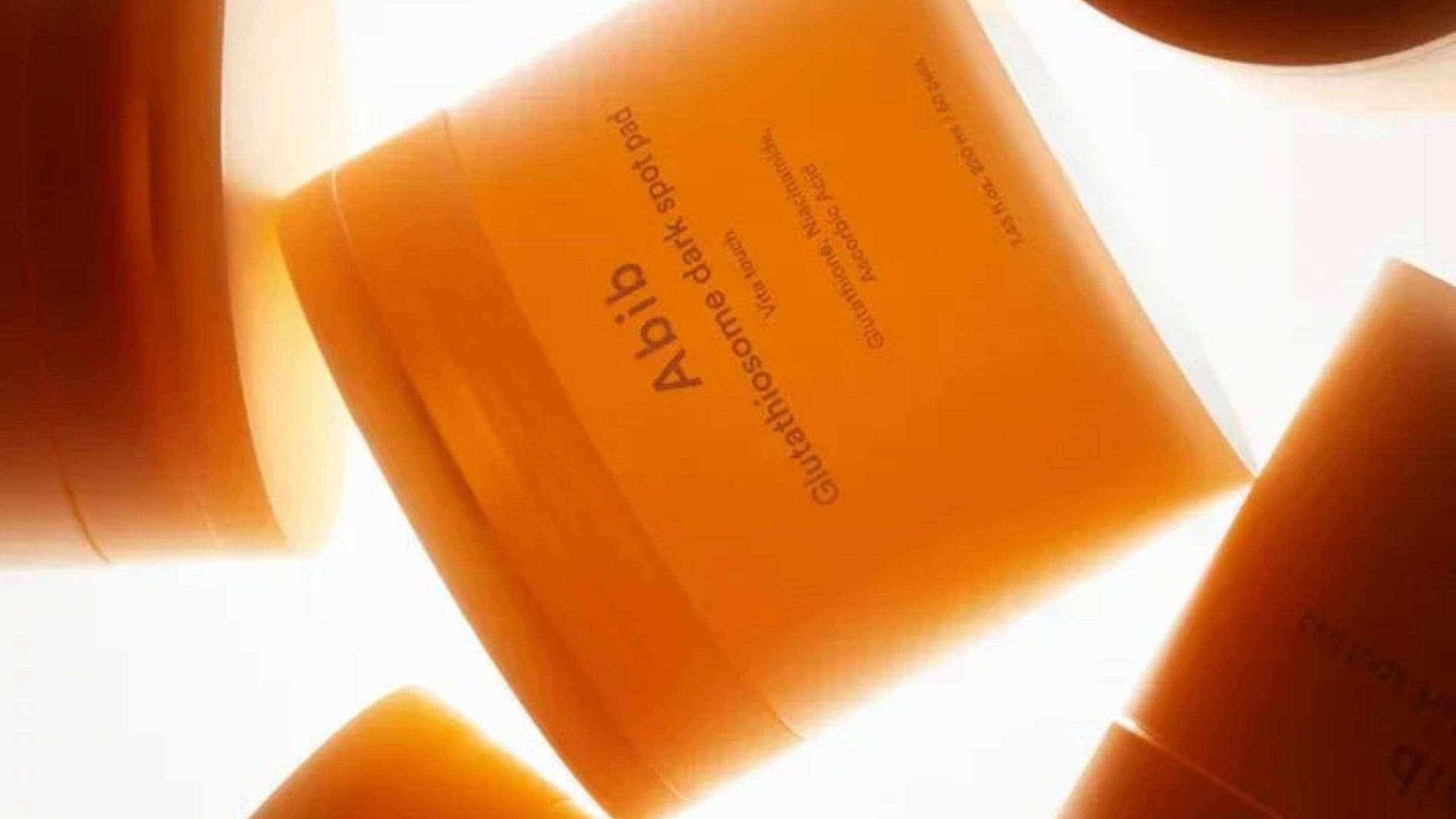 Närbild på en flaska med PHA Resurfacing Glow Peel, med text som antyder en avancerad formula för lyster och återuppbyggnad av huden.
