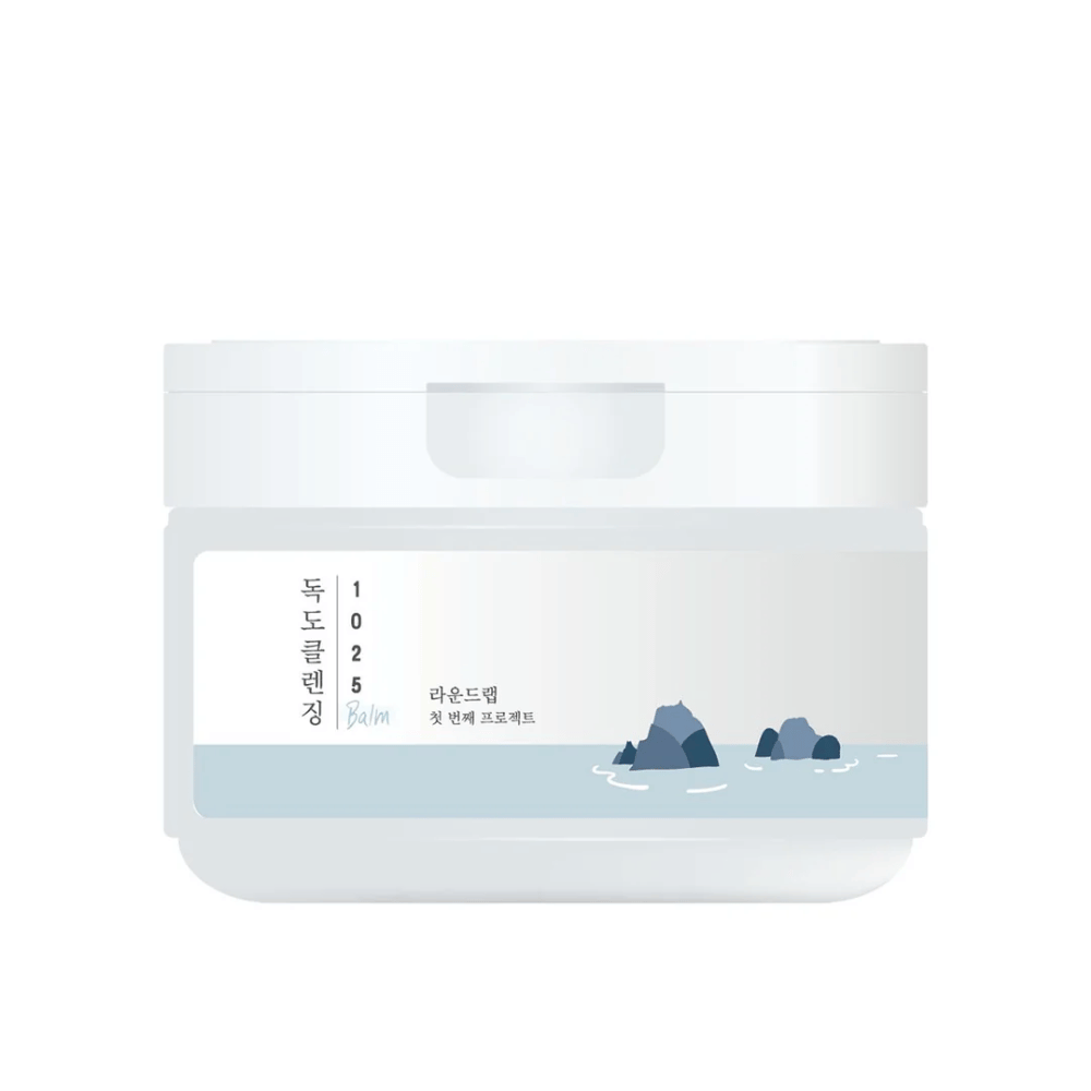 Un pot blanc fermé de 1025 Dokdo Cleansing Balm avec un thème marin minimaliste sur l'étiquette, sur un fond blanc.