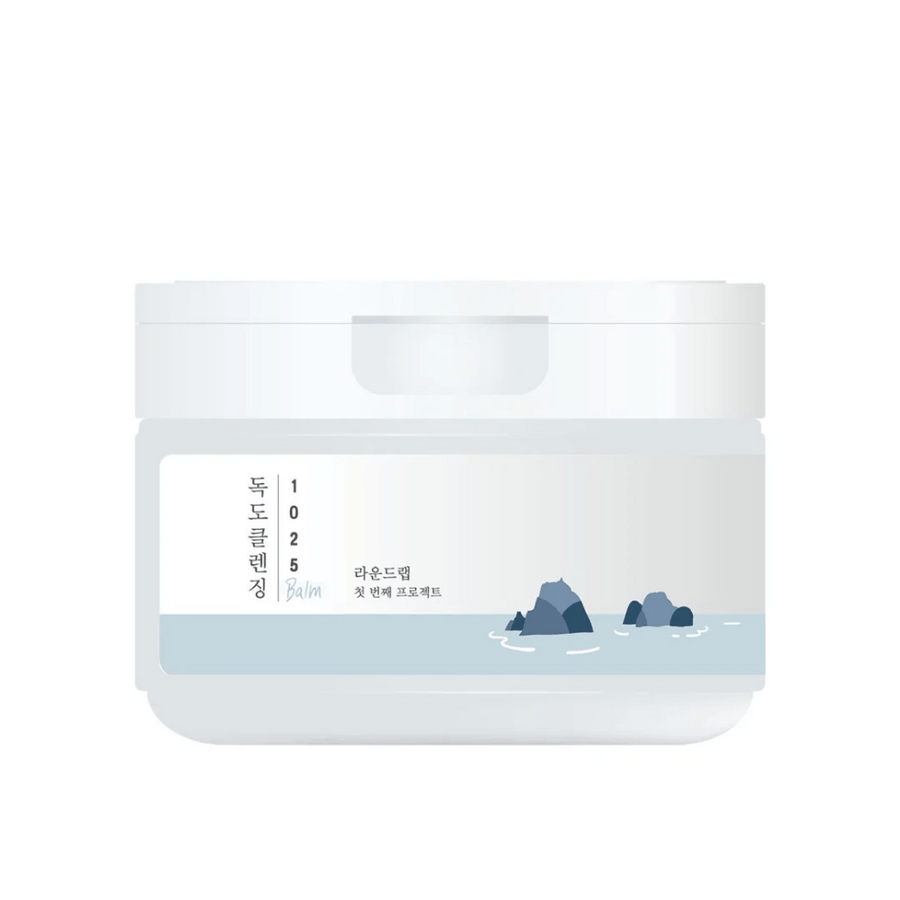Un pot blanc fermé de 1025 Dokdo Cleansing Balm avec un thème marin minimaliste sur l'étiquette, sur un fond blanc.