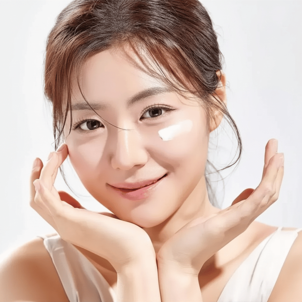 Femme appliquant Round Lab 1025 Dokdo Eye Cream sous les yeux pour l’hydratation, l’éclat et un teint plus uniforme