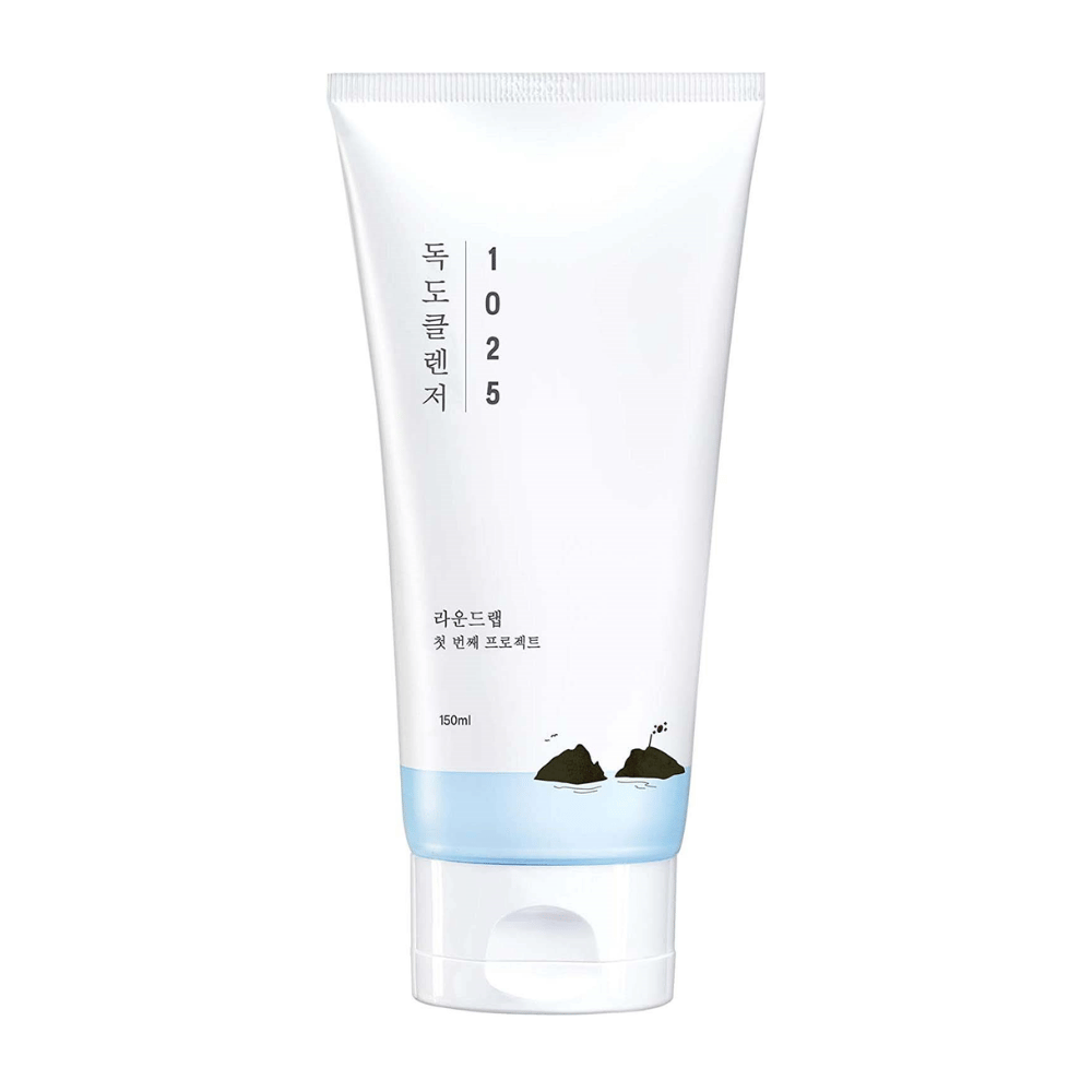 Round Lab 1025 Dokdo Cleanser dans un tube blanc avec fond bleu et impression noire, isolé sur fond blanc.