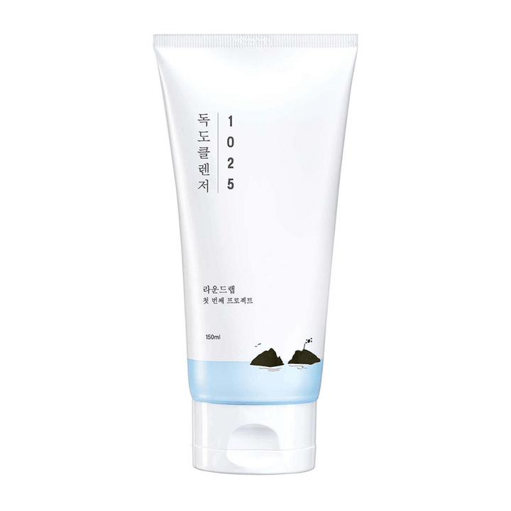 Round Lab 1025 Dokdo Cleanser dans un tube blanc avec fond bleu et impression noire, isolé sur fond blanc.