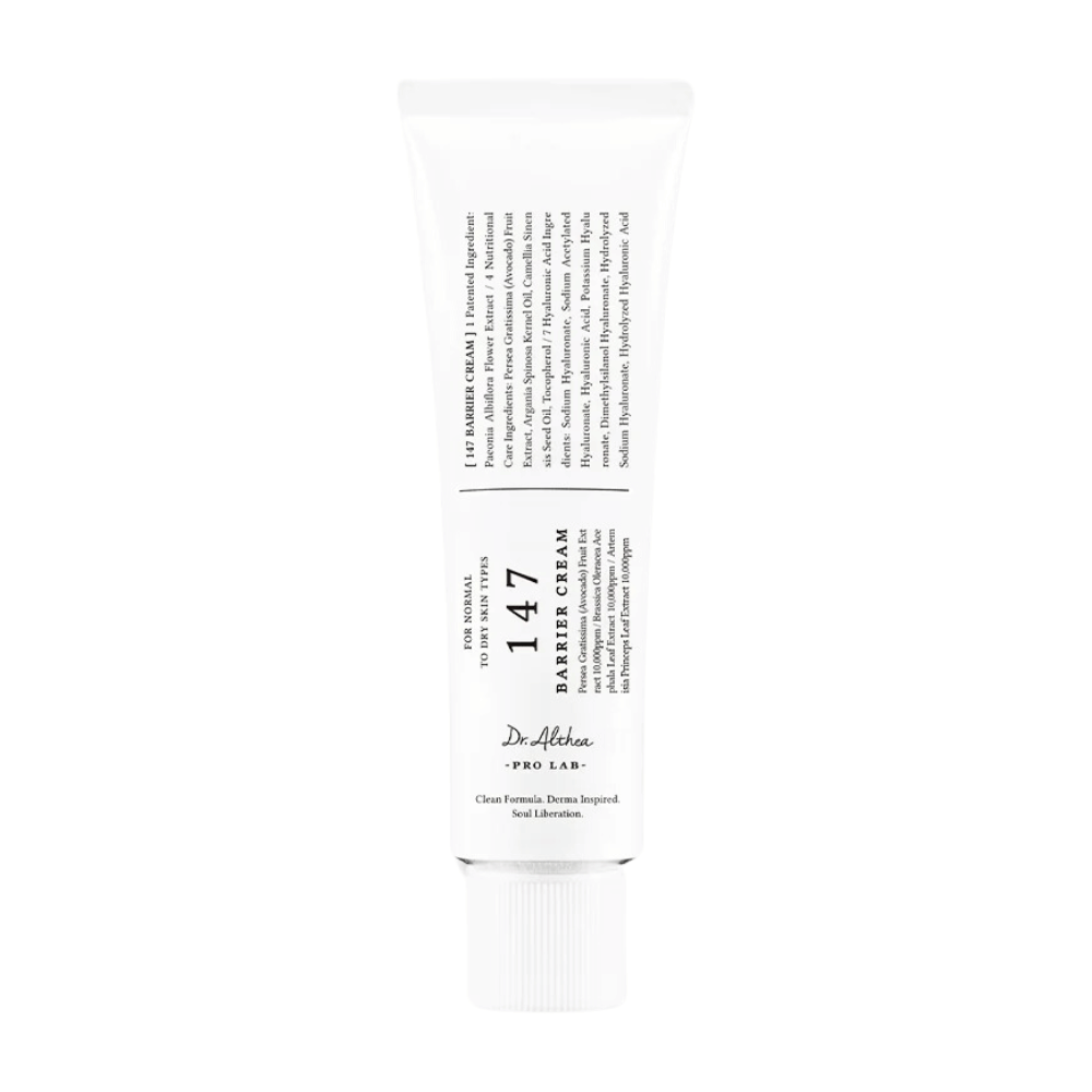L'image montre un tube de "147 Barrier Cream" de Dr. Althea. L'emballage est simple et élégant avec un fond blanc et un texte noir. Le texte sur le tube fournit des informations sur le produit, y compris sa fonction en tant que crème barrière, et mentionne qu'il s'agit d'une formule pure, inspirée dermatologiquement et destinée à la "libération cellulaire". Cela semble être un produit de soin de la peau conçu pour renforcer la barrière protectrice naturelle de la peau.