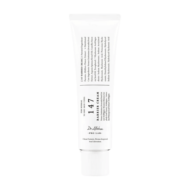 L'image montre un tube de "147 Barrier Cream" de Dr. Althea. L'emballage est simple et élégant avec un fond blanc et un texte noir. Le texte sur le tube fournit des informations sur le produit, y compris sa fonction en tant que crème barrière, et mentionne qu'il s'agit d'une formule pure, inspirée dermatologiquement et destinée à la "libération cellulaire". Cela semble être un produit de soin de la peau conçu pour renforcer la barrière protectrice naturelle de la peau.