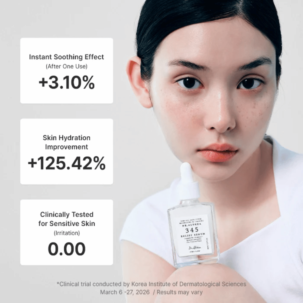 Le modèle tient Dr. Althea 345 Relief Serum – sérum apaisant pour peau sensible qui hydrate et renforce la barrière cutanée.