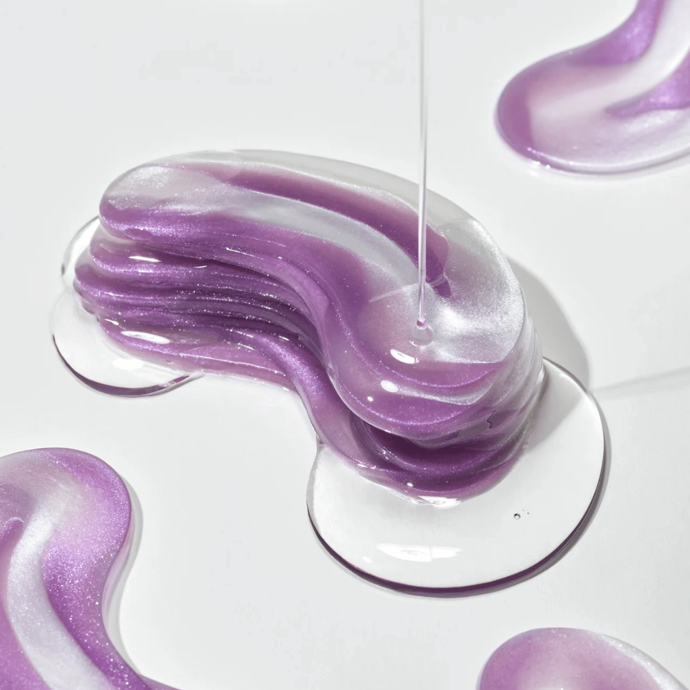 Texture d'hydrogel violette de 360° Shot PDRN Glowing Eye Patch avec des couches scintillantes montrant la consistance hydratante et illuminante pour la zone des yeux.