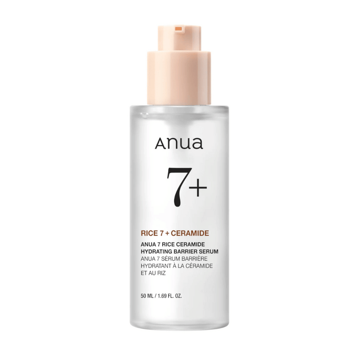 Une bouteille de "Anua 7+ Rice Ceramide Hydrating Barrier Serum" avec un design clair et minimaliste. L'emballage est transparent avec une pompe rose pâle, et contient 50 ml de sérum enrichi de riz et de céramides pour hydrater et renforcer la barrière cutanée.