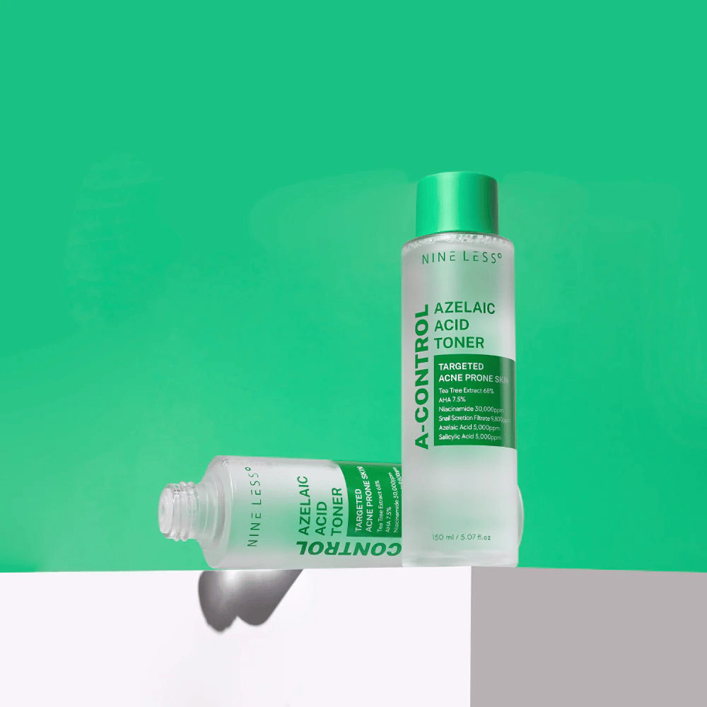 Deux bouteilles de Nine Less A-Control Azelaic Acid Toner placées sur fond vert, une debout et une couchée.