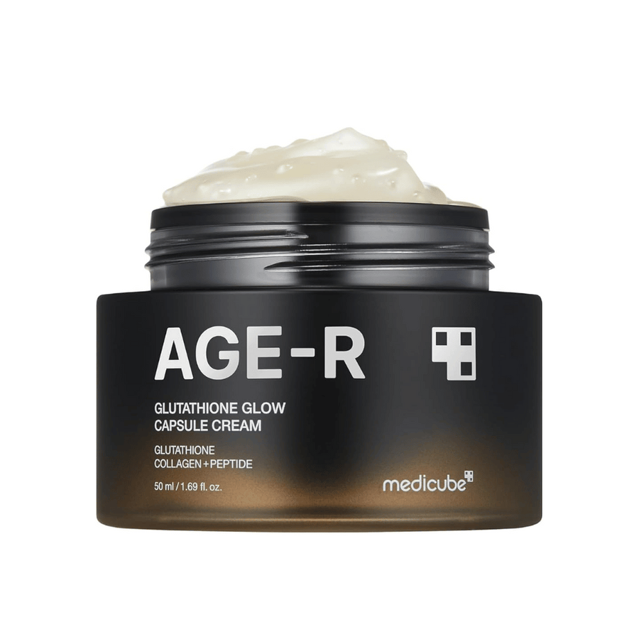 Pot de Medicube Age-R Glutathione Glow Capsule Cream, une crème contenant du glutathion, du collagène et des peptides. Le produit est conçu pour donner de l'éclat à la peau et améliorer son élasticité. La texture douce de la crème est visible dans le pot.