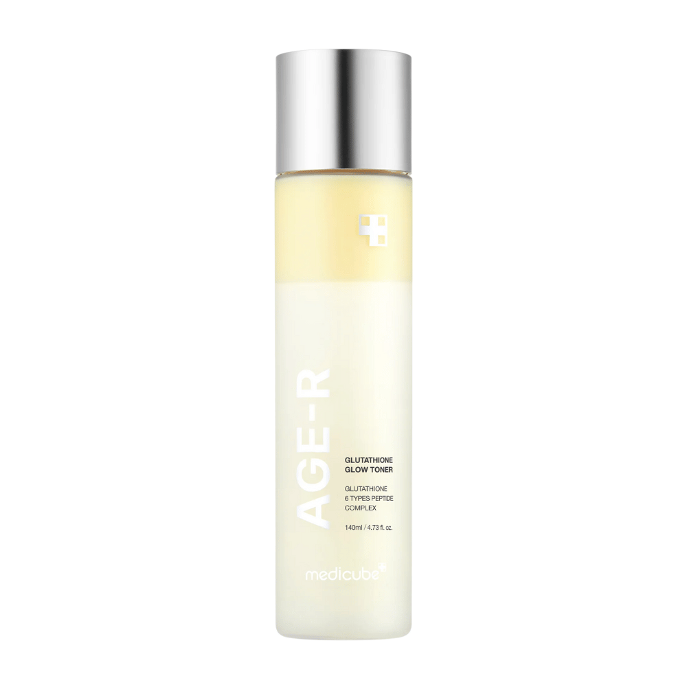 Flacon de Medicube Age-R Glutathione Glow Toner, une lotion tonique jaune pâle contenant du glutathion et un complexe peptidique. Le produit est conçu pour donner à la peau un éclat durable et un teint uniforme. Le flacon a un design élégant et minimaliste avec un bouchon argenté.