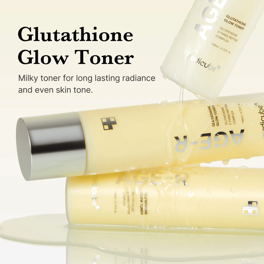 Medicube Age-R Glutathione Glow Toner est présenté dans un flacon jaune. Le produit est décrit comme une lotion tonique laiteuse qui procure un éclat durable et un teint uniforme. La lotion tonique contient du glutathion et un complexe peptidique pour améliorer l'apparence et la texture de la peau.