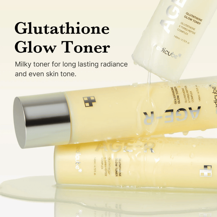 Medicube Age-R Glutathione Glow Toner est présenté dans un flacon jaune. Le produit est décrit comme une lotion tonique laiteuse qui procure un éclat durable et un teint uniforme. La lotion tonique contient du glutathion et un complexe peptidique pour améliorer l'apparence et la texture de la peau.