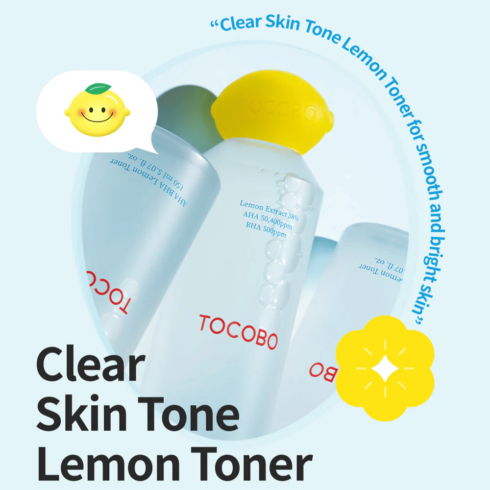 Plusieurs bouteilles de TOCOBO Clear Skin Tone Lemon Toner avec un bouchon en forme de citron jaune, des bulles à l'intérieur du liquide et un texte qui met en avant les ingrédients AHA et BHA sur un fond bleu clair.