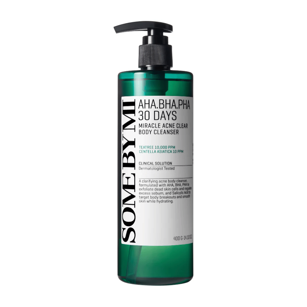 Flacon avec SOME BY MI AHA.BHA.PHA 30 Days Miracle Acne Clear Body Cleanser. Le flacon est vert avec une pompe noire et une étiquette blanche qui décrit les ingrédients et les fonctions du produit, y compris AHA, BHA et PHA pour l'exfoliation et le traitement de l'acné. Le fond est blanc.