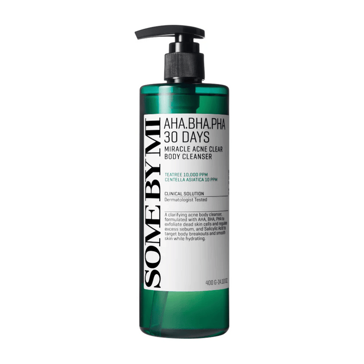 Flacon avec SOME BY MI AHA.BHA.PHA 30 Days Miracle Acne Clear Body Cleanser. Le flacon est vert avec une pompe noire et une étiquette blanche qui décrit les ingrédients et les fonctions du produit, y compris AHA, BHA et PHA pour l'exfoliation et le traitement de l'acné. Le fond est blanc.