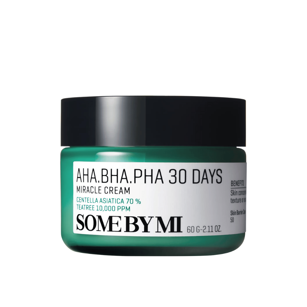 Un pot de "SOME BY MI AHA, BHA, PHA 30 Days Miracle Cream". Cette crème pour la peau contient 70 % de centella asiatica et 10 000 PPM d'huile de tea tree, destinée à apaiser et hydrater la peau tout en combattant les problèmes de peau tels que l'acné. Le pot est conçu dans une couleur verte distinctive avec un couvercle noir.