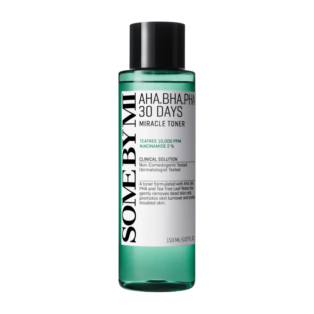 Une bouteille verte de "SOME BY MI AHA, BHA, PHA 30 Days Miracle Toner" avec un contenu de 150 ml. Le produit, qui contient de l'extrait d'arbre à thé et de la niacinamide, est conçu pour éliminer délicatement les cellules mortes de la peau, favoriser le renouvellement de la peau et apaiser les peaux à problèmes.