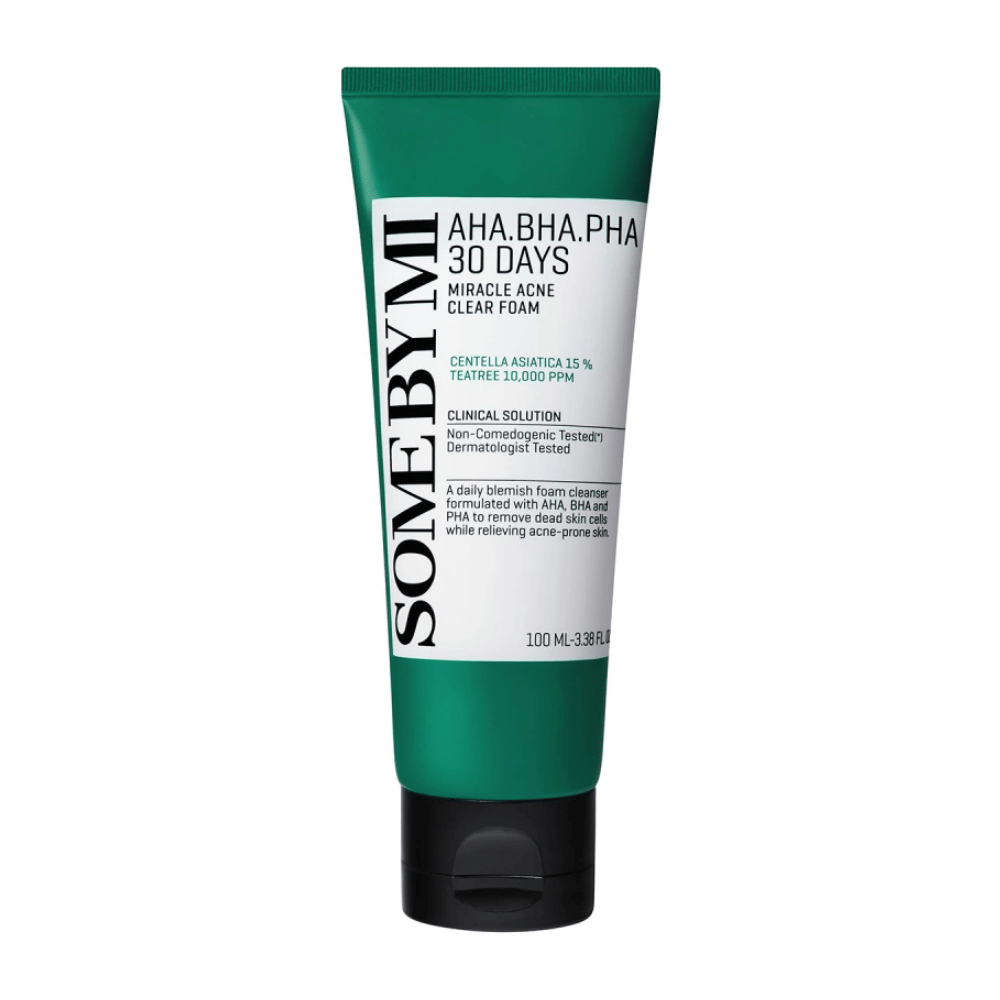 Un tube de "SOME BY MI AHA, BHA, PHA 30 Days Miracle Acne Clear Foam". Le produit contient de la centella asiatica et de l'huile de tea tree, conçu pour traiter l'acné et purifier la peau. Le tube contient 100 ml et est testé dermatologiquement pour garantir la sécurité et l'efficacité.