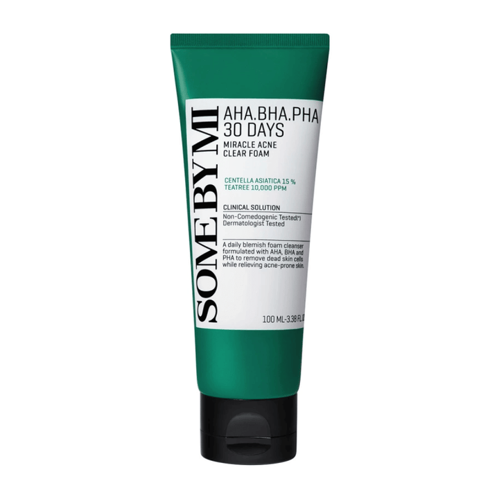 Un tube de "SOME BY MI AHA, BHA, PHA 30 Days Miracle Acne Clear Foam". Le produit contient de la centella asiatica et de l'huile de tea tree, conçu pour traiter l'acné et purifier la peau. Le tube contient 100 ml et est testé dermatologiquement pour garantir la sécurité et l'efficacité.