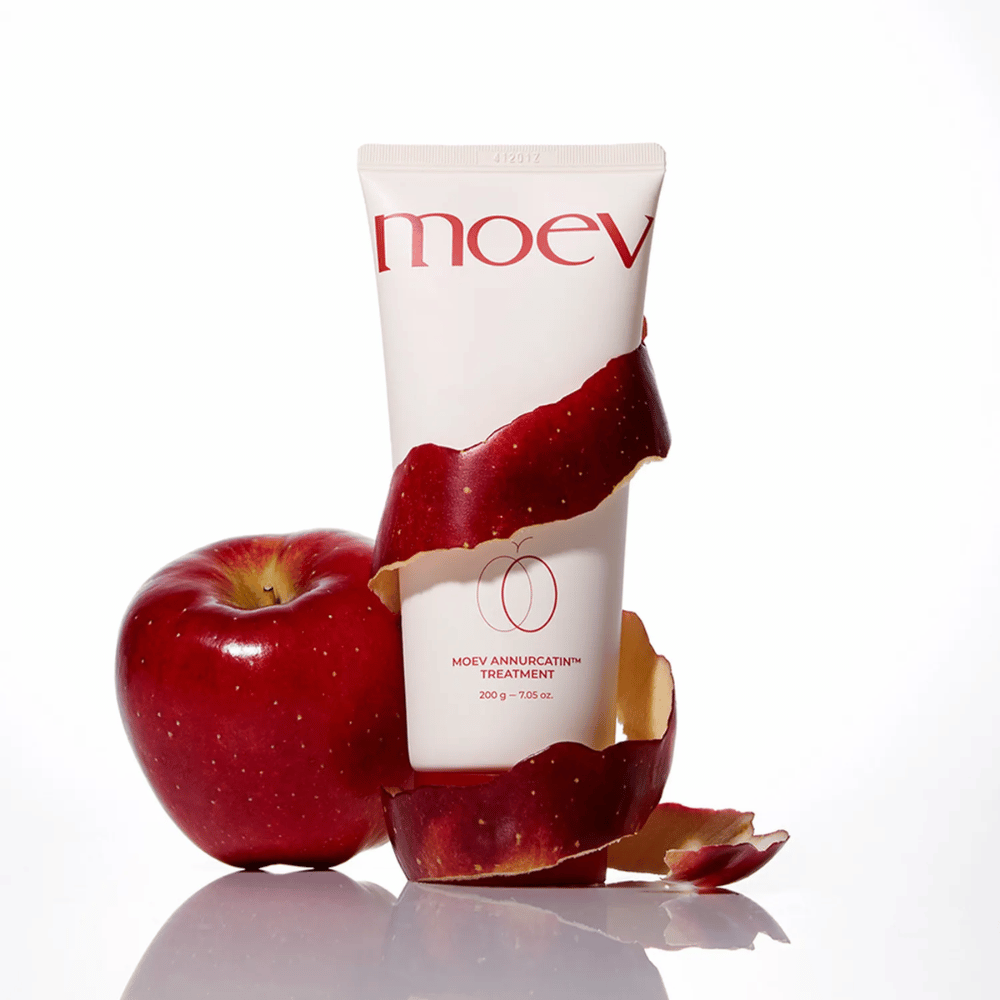 MOEV Annurcatin Treatment avec des pommes rouges – symbolise la puissance naturelle de la pomme Annurca qui soigne et protège en profondeur les cheveux.