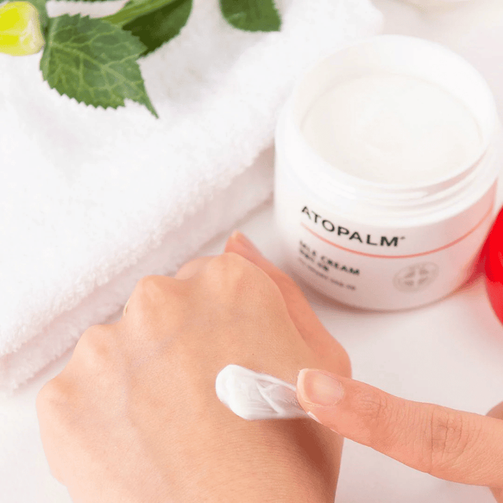 ATOPALM MLE Cream consistance – crème riche mais facilement absorbée qui s'applique sur la peau pour une hydratation intense et un soin renforçant pour la peau sensible et sèche.