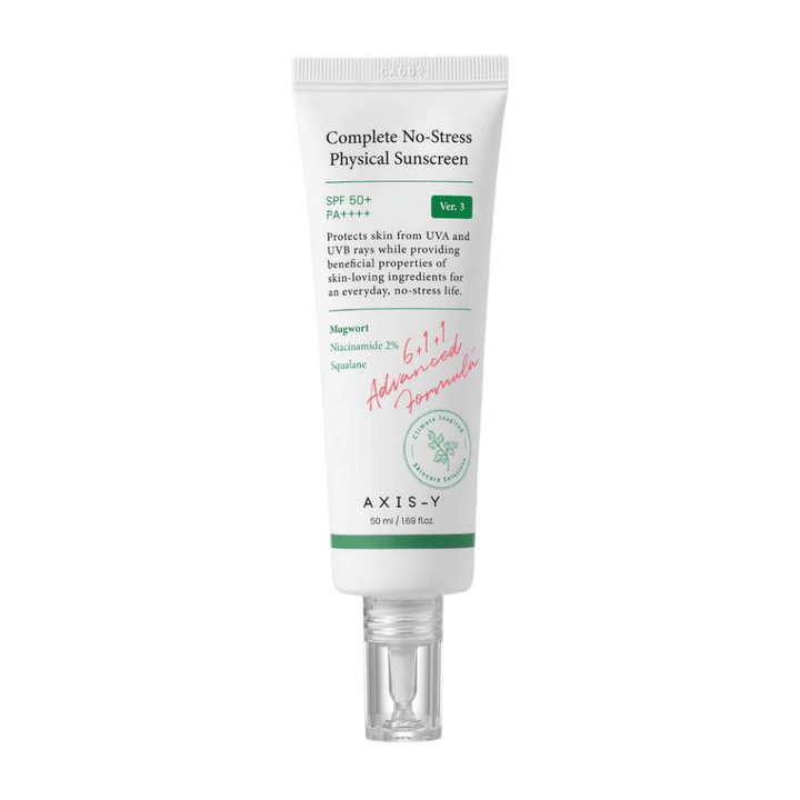 Le produit sur l'image est "AXIS-Y Complete No-Stress Physical Sunscreen", version 3. C'est une crème solaire physique avec SPF 50+ et PA+++, qui protège la peau à la fois des rayons UVA et UVB.