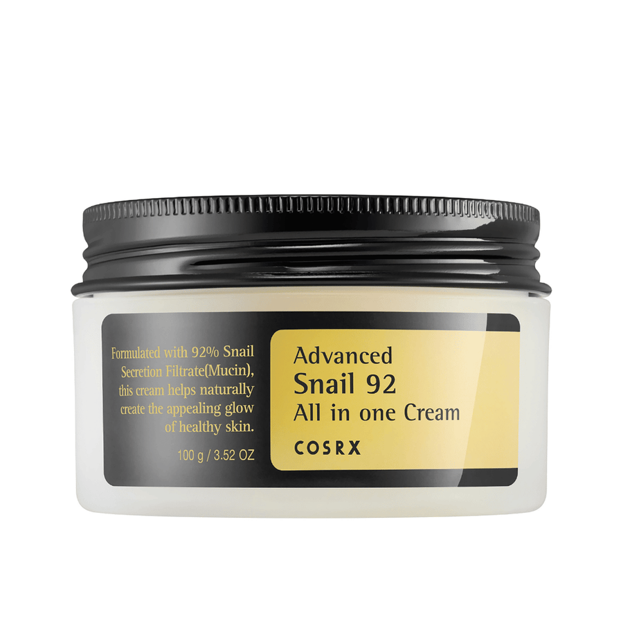 Aperçu d'un COSRX Advanced Snail 92 All in one Cream pot fermé avec un couvercle noir et une étiquette jaune sur fond blanc.