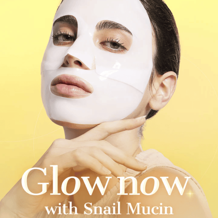 Femme avec COSRX Advanced Snail Mucin Hydrogel Mask – procure éclat, hydratation et peau plus ferme avec mucus d'escargot et collagène.