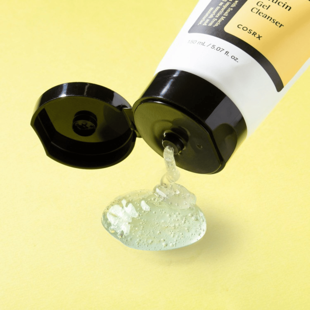 Gros plan sur COSRX Advanced Snail Mucin Gel Cleanser avec texture gel transparente – nettoyant hydratant K-beauty pour peau sèche, sensible et mixte.