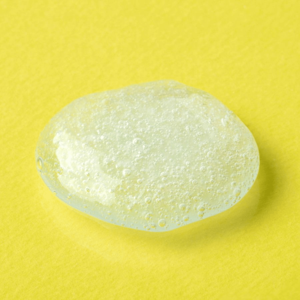 Texture gel transparente de COSRX Advanced Snail Mucin Gel Cleanser sur fond jaune – nettoyant visage hydratant avec sécrétion d'escargot pour une peau douce et équilibrée.