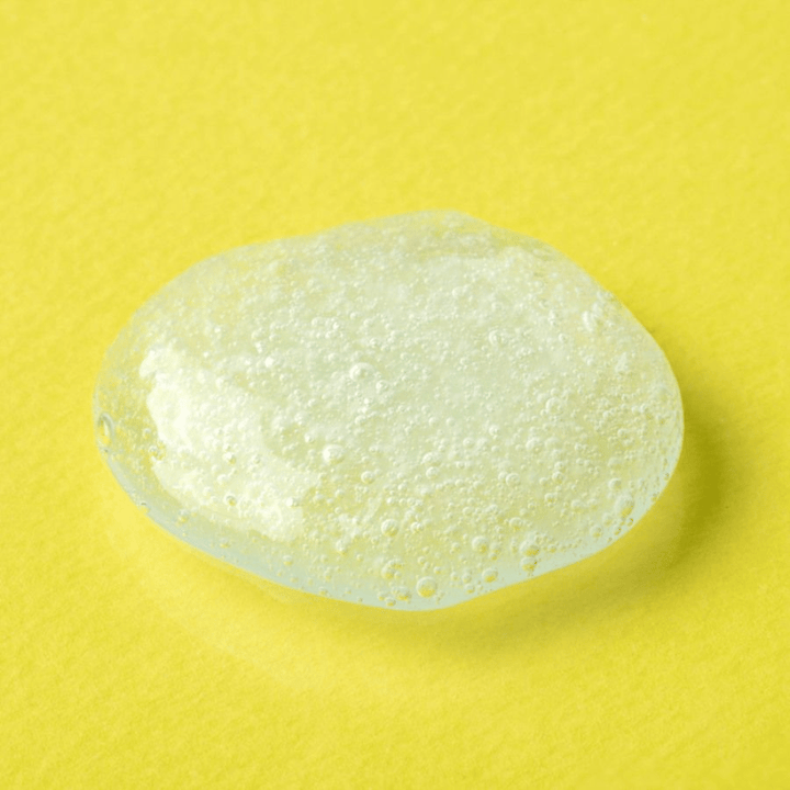 Texture gel transparente de COSRX Advanced Snail Mucin Gel Cleanser sur fond jaune – nettoyant visage hydratant avec sécrétion d'escargot pour une peau douce et équilibrée.