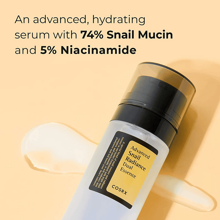Flacon COSRX Advanced Snail Radiance Dual Essence, 80 ml, avec pompe noire et étiquette, présenté sur fond clair avec texte mettant en avant 74 % de bave d'escargot et 5 % de niacinamide.