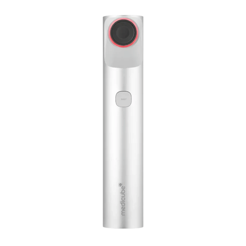 Medicube Age-R High Focus Shot en couleur argent avec un applicateur noir et un anneau rouge, conçu pour un traitement de la peau de haute précision.