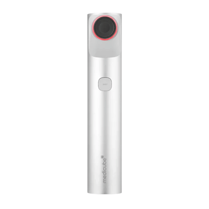 Medicube Age-R High Focus Shot en couleur argent avec un applicateur noir et un anneau rouge, conçu pour un traitement de la peau de haute précision.