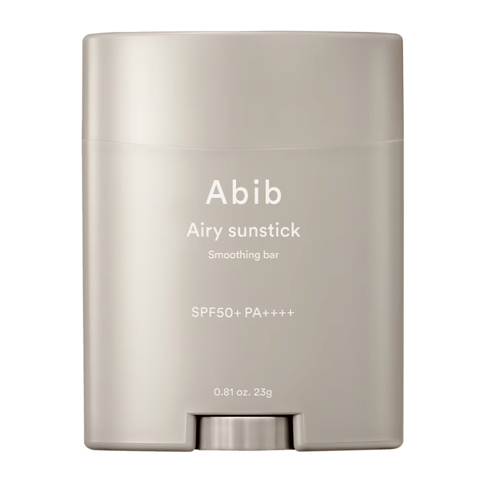 L'image montre un stick solaire beige de Abib avec le texte "Airy Sunstick Smoothing Bar" et un facteur de protection solaire SPF50+ PA++++, parfait pour une protection quotidienne contre les rayons UV.