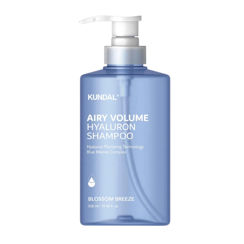 KUNDAL Airy Volume Hyaluron Shampoo Blossom Breeze dans un flacon pompe bleu, shampooing volumisant avec de l'acide hyaluronique et Blue Marine Complex.