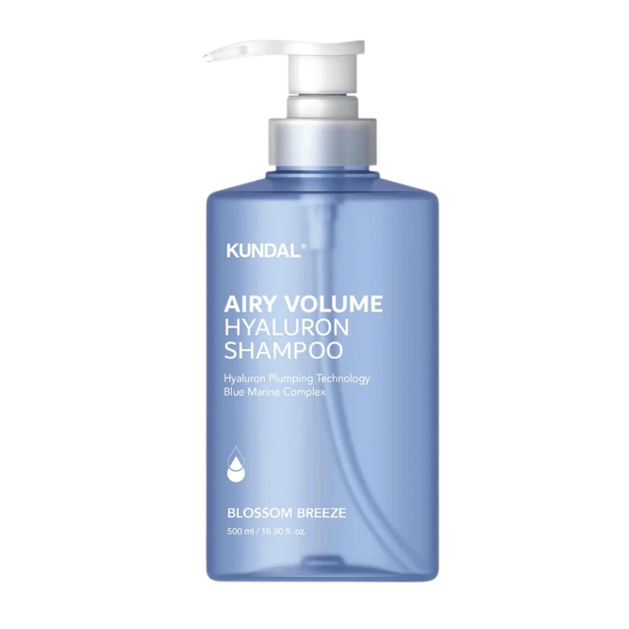 KUNDAL Airy Volume Hyaluron Shampoo Blossom Breeze dans un flacon pompe bleu, shampooing volumisant avec de l'acide hyaluronique et Blue Marine Complex.