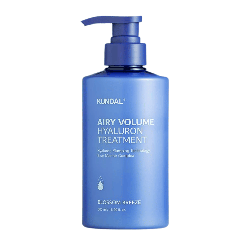 KUNDAL Airy Volume Hyaluron Treatment dans un flacon pompe bleu, 500 ml, avec le texte Blossom Breeze sur l'étiquette.