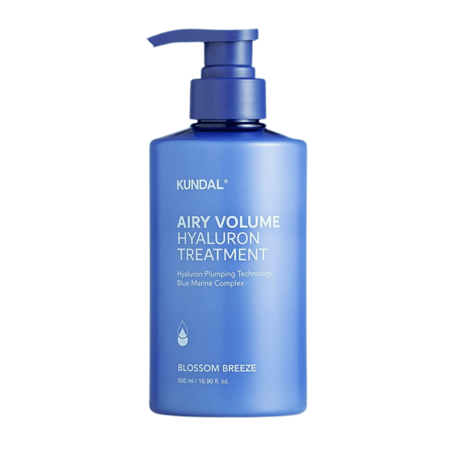 KUNDAL Airy Volume Hyaluron Treatment dans un flacon pompe bleu, 500 ml, avec le texte Blossom Breeze sur l'étiquette.