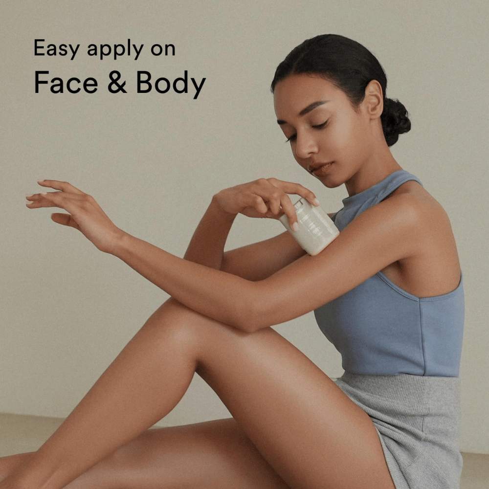 L'image montre une femme appliquant un stick solaire sur son bras. Le texte "Easy apply on Face & Body" souligne que le produit est facile à utiliser à la fois sur le visage et le corps.