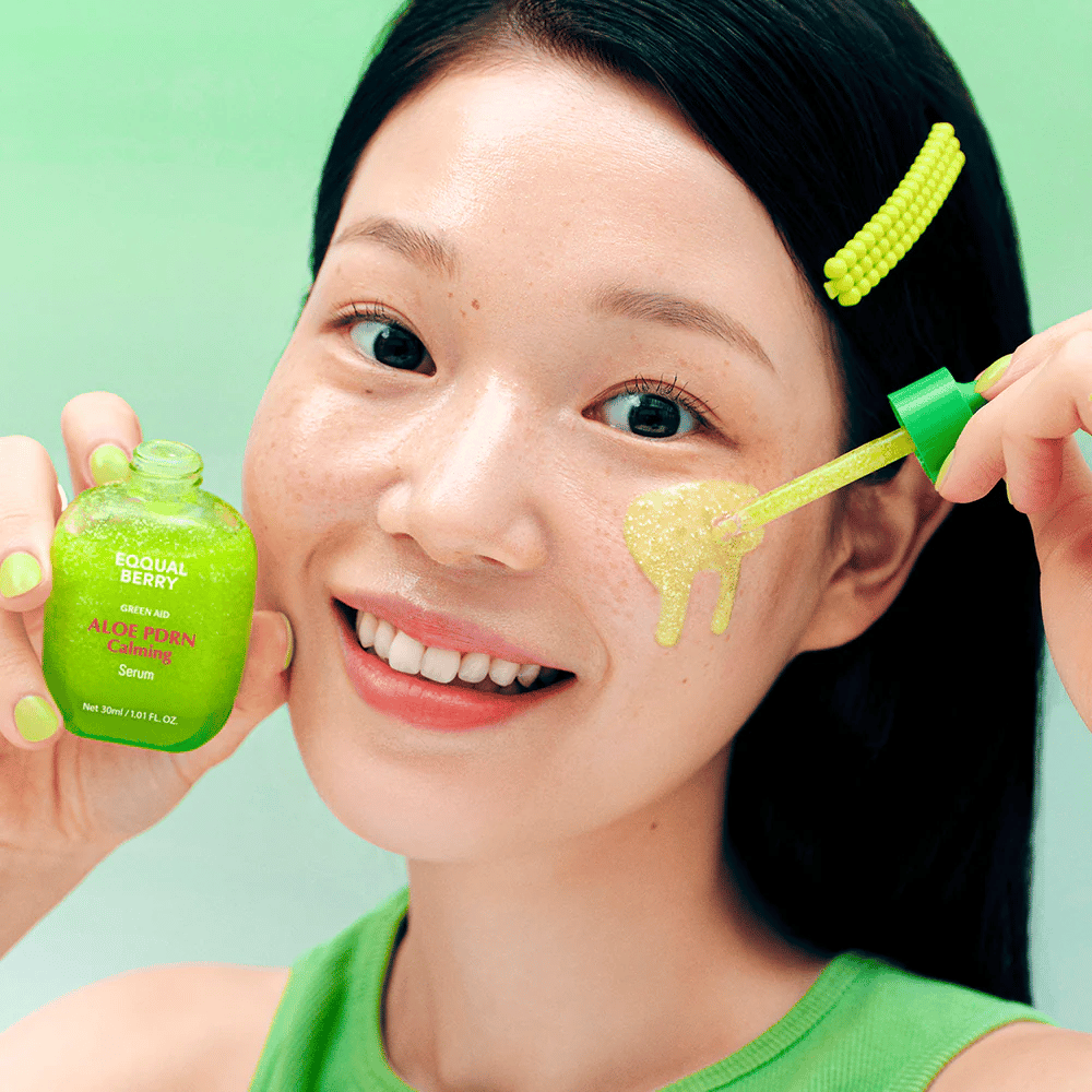 Modèle appliquant EQQUALBERRY Aloe PDRN Calming Serum avec pipette – sérum gel léger qui apaise les rougeurs et donne un éclat naturel.
