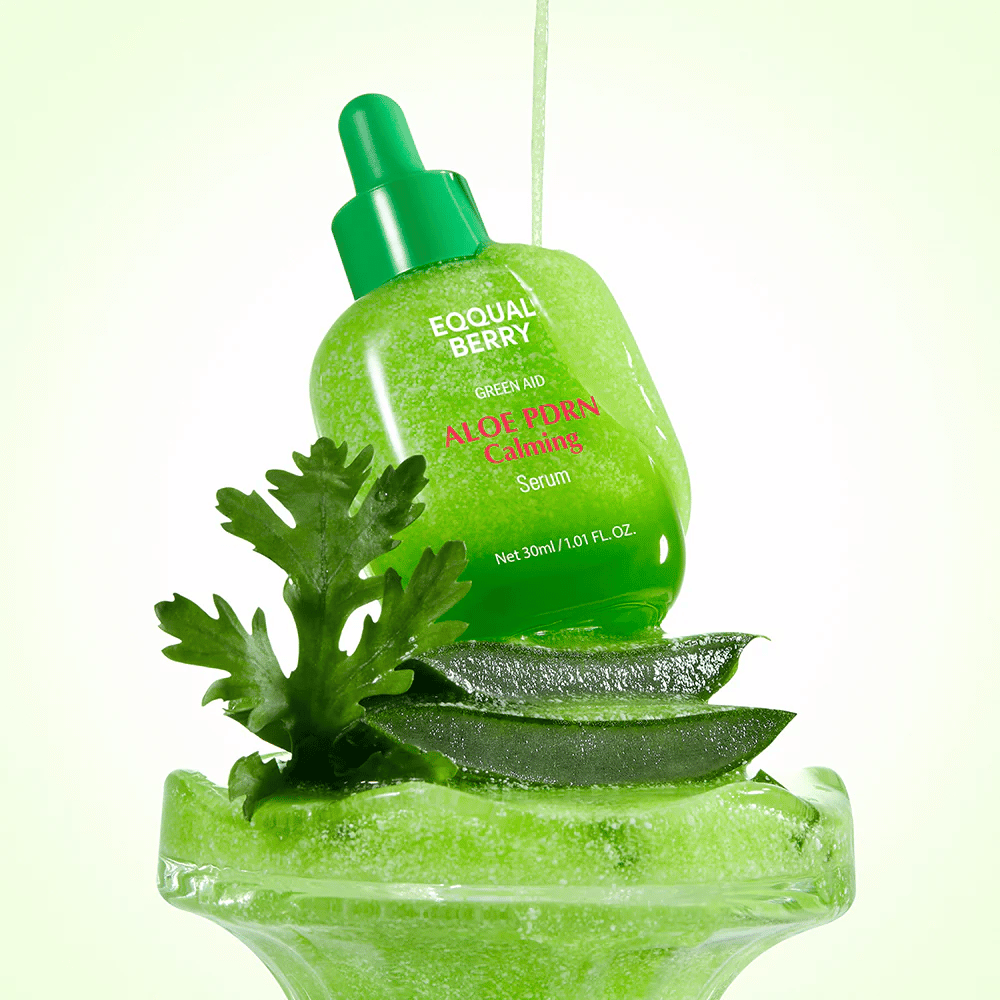 EQQUALBERRY Aloe PDRN Calming Serum placé sur l'aloe – sérum hydratant et apaisant avec PDRN pour la peau irritée et sèche.