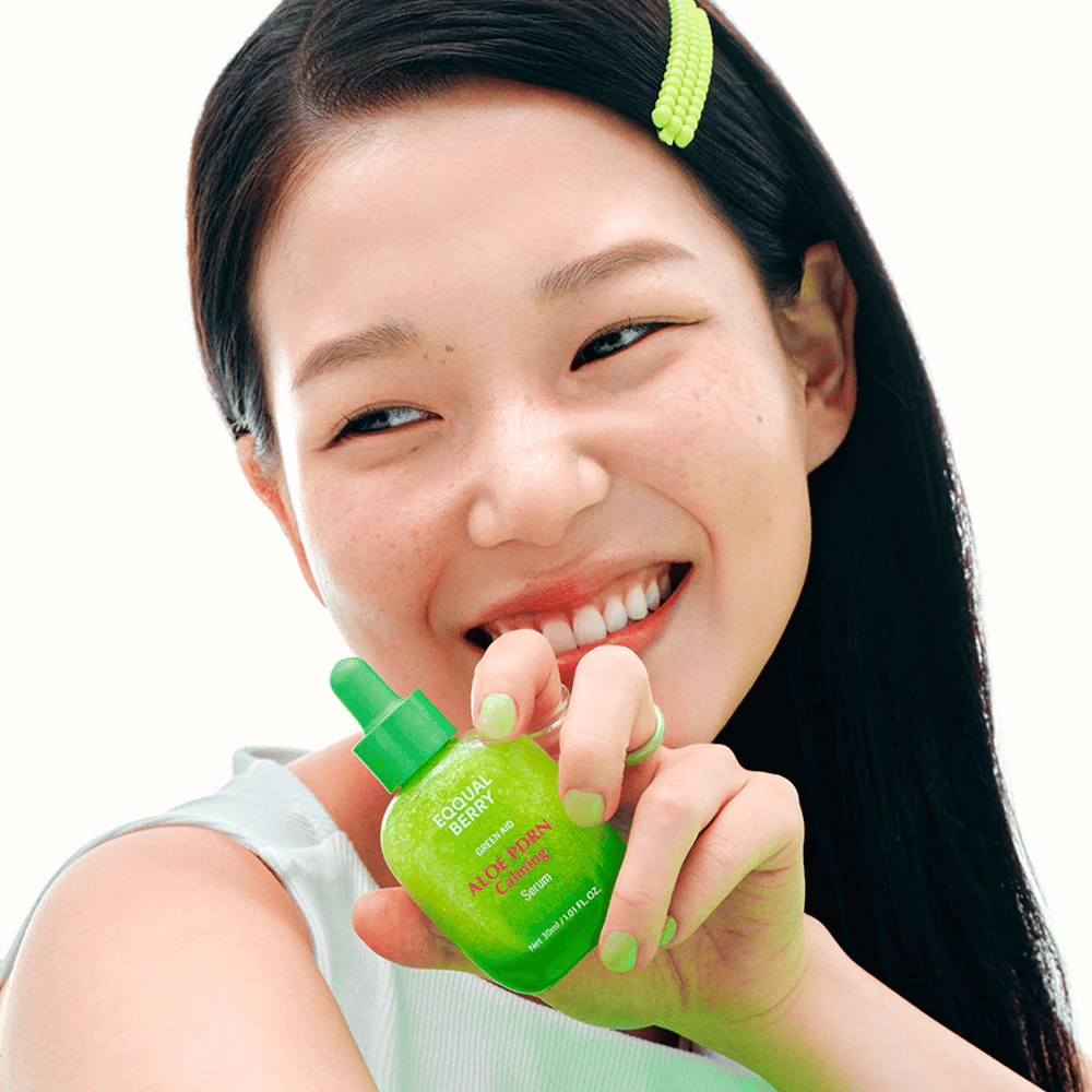 Modèle tenant EQQUALBERRY Aloe PDRN Calming Serum – sérum apaisant pour peau sensible avec aloe vera et PDRN qui renforce la barrière cutanée.