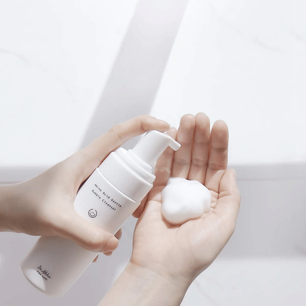 Dr. Althea Amino Acid Gentle Bubble Cleanser est une mousse nettoyante douce et moussante avec des acides aminés qui nettoie efficacement sans dessécher la peau. Parfait pour les peaux sensibles.