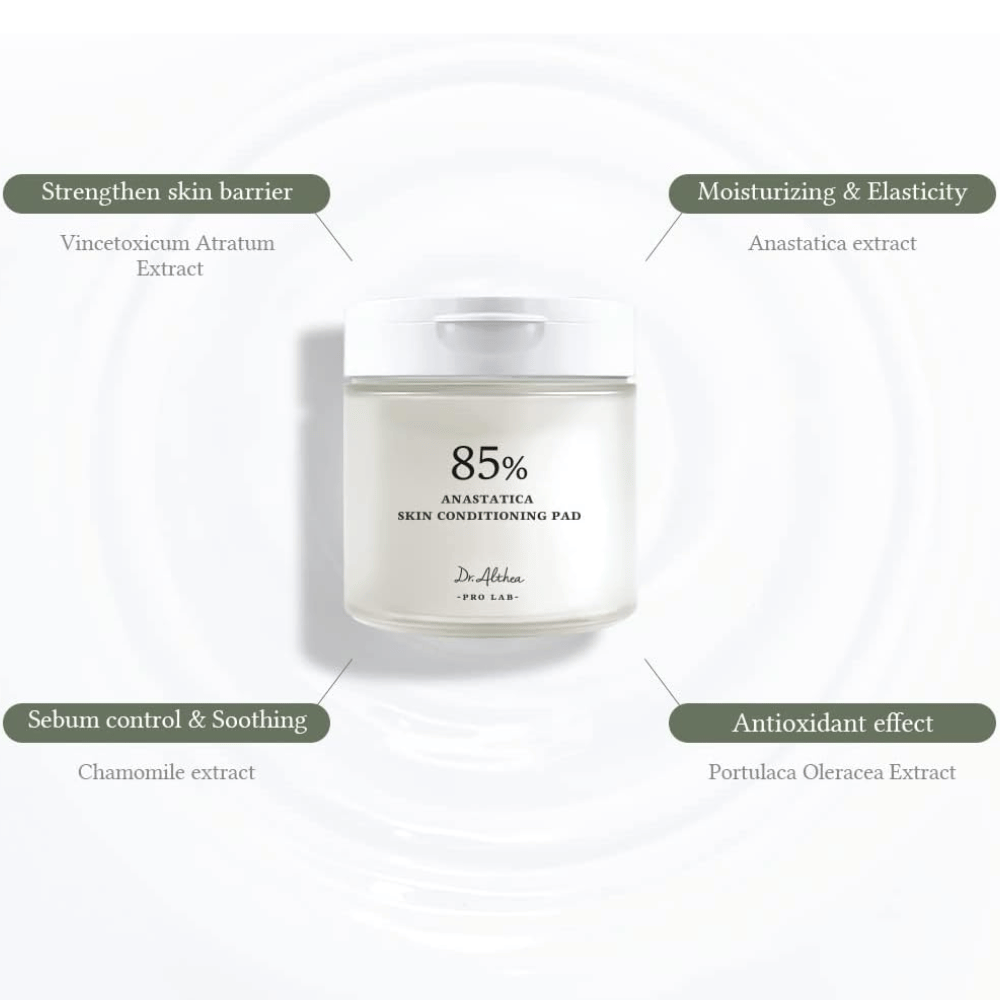 Dr. Althea 85% Anastatica Skin Conditioning Pad avec de l’extrait d’Anastatica, de la camomille, du pourpier et de l’extrait de Vincetoxicum qui renforcent la barrière cutanée et apaisent la peau.